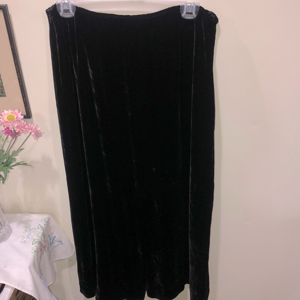 Velvet/velour Petite maxi skirt (14P) runs small 🤗